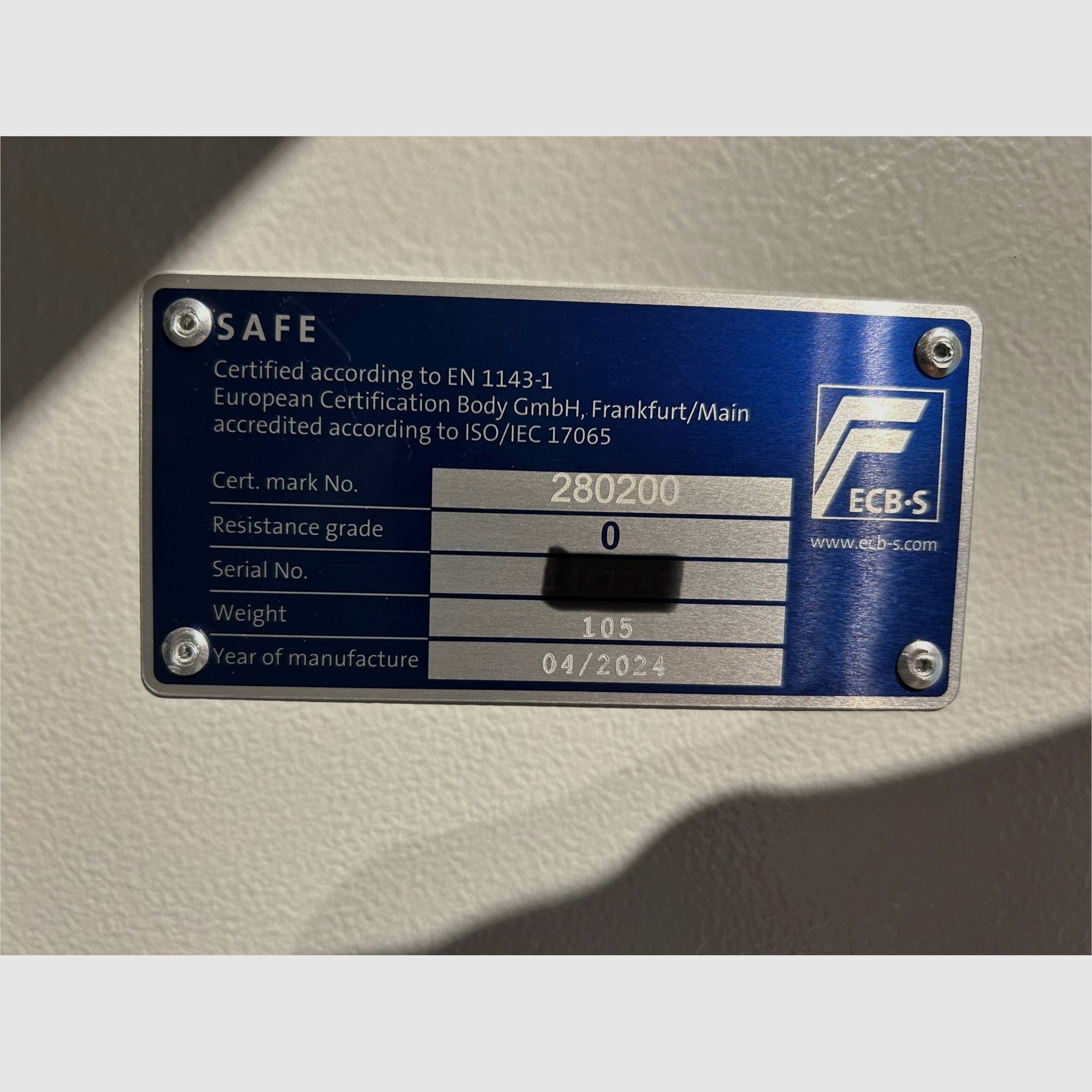 ISS Stahlschrank Luzern N/0 für 5 Langwaffen, Elektronikschloss STELLAR, Bohrungen auf der Rückwand und Boden