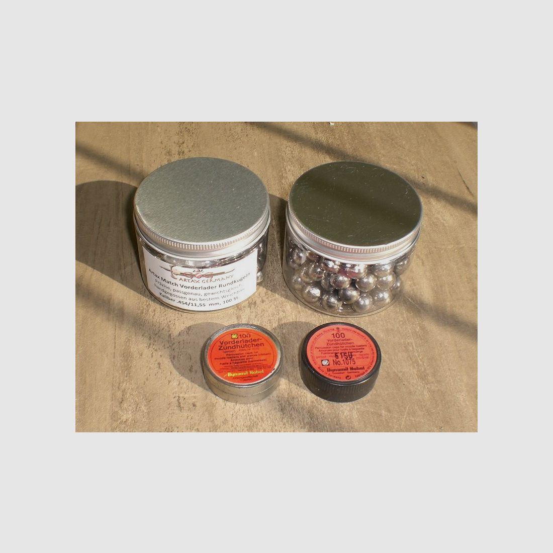 Zubehör Vorderlader 200 Kugeln 11,55mm , 200 Zündhütchen Nr. 1075 für Perkussionsrevolver Kal. 440