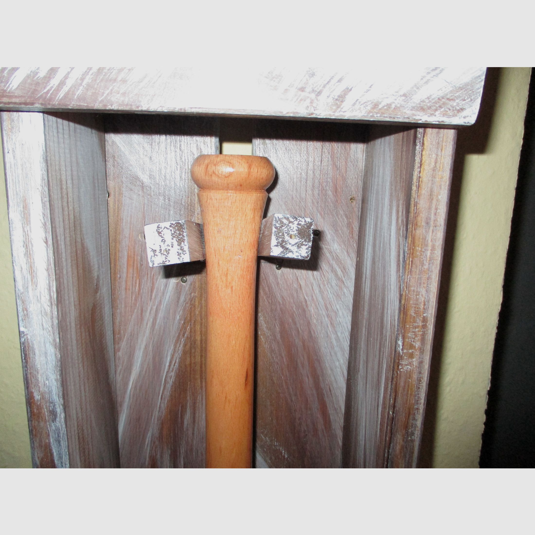 El bate de béisbol Lucille de Negan de The Walking Dead en caja de madera