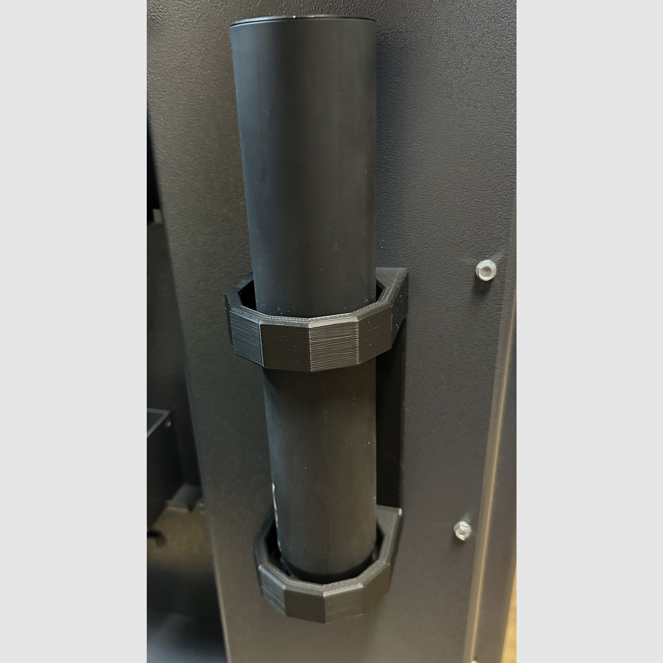 Magnetyczny uchwyt na tłumik do 56mm | Uchwyt na tłumik do szafy na broń
