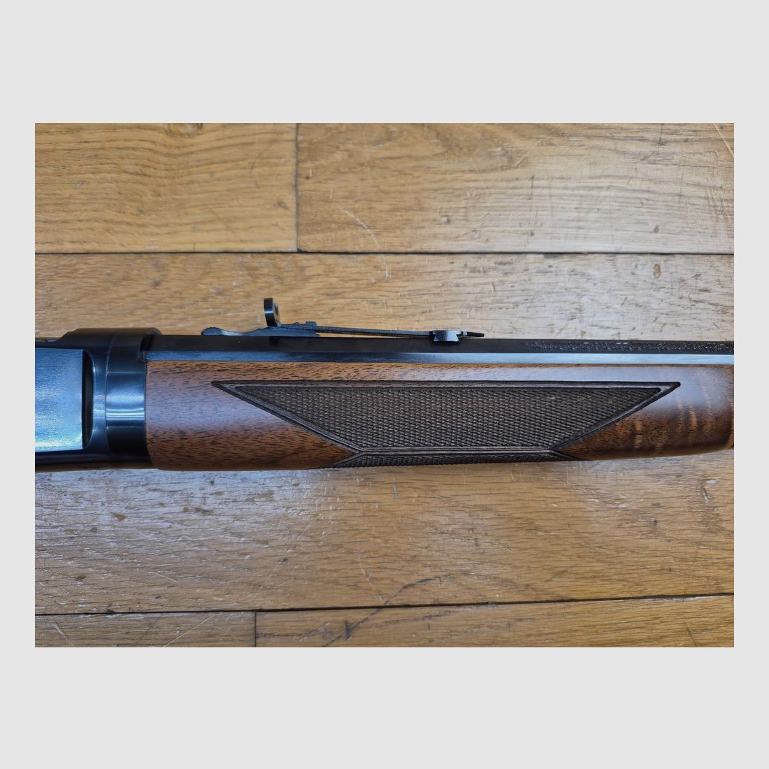 Wunderschöne Winchester 1892 „Repetierbüchse“ – Version „Gewehr“ / Flinte mit oktogonalem Lauf – Seltenes Take Down Modell – Kal. .44-40 mit 10+1 Schuss – Miroku Japan Ausführung – Limitierte Serie 2 x 251 Exemplare – Schöne Nussbaumholz in Klasse V oder VI – Originalbox mit Dokumenten und Schloss – Nie geschossen – Neue Waffe – TBE++++, Bild 7 von 39