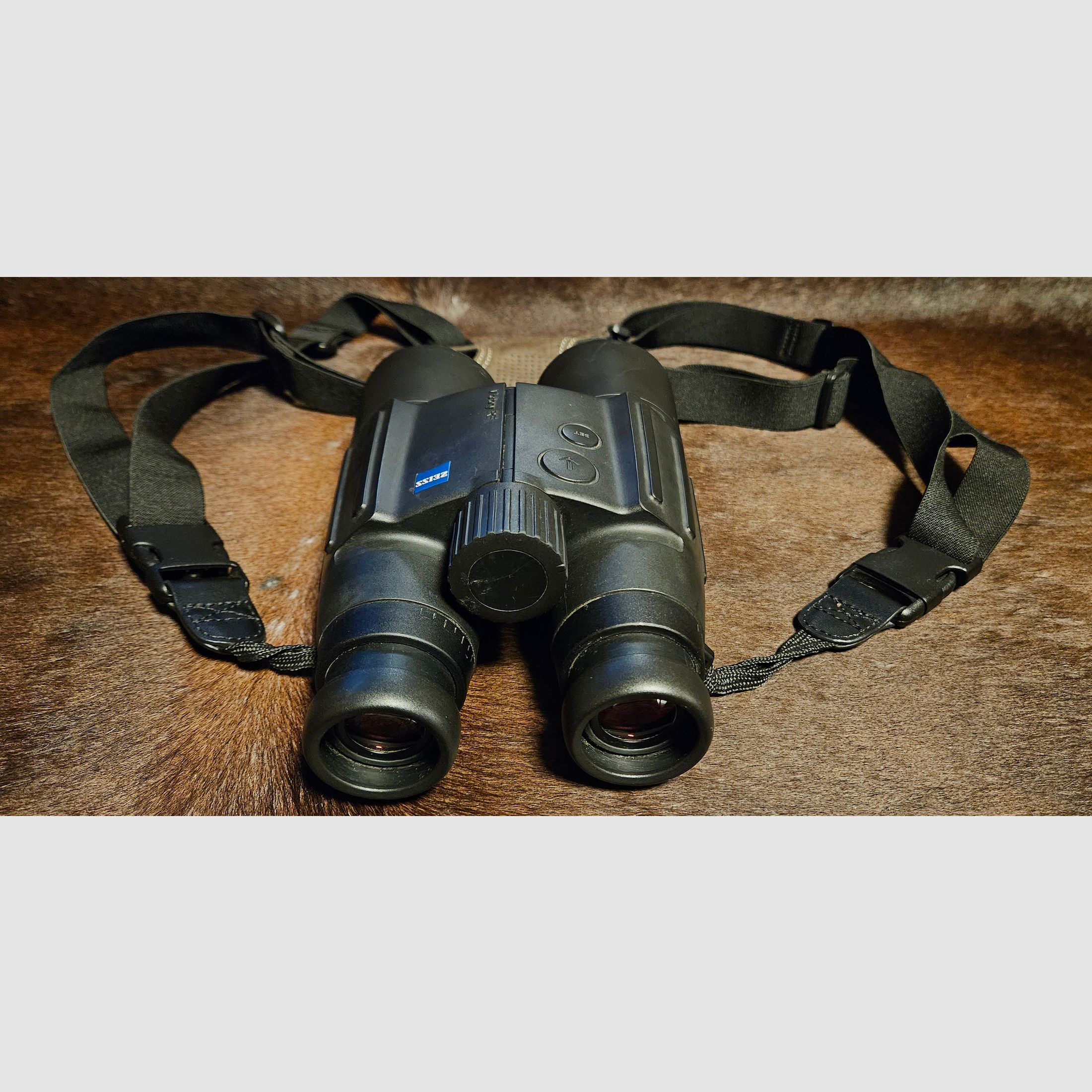 ZEISS Victory 10x56 T RF - Fernglas mit Entfernungsmesser - mit umfangreichem Zubehör