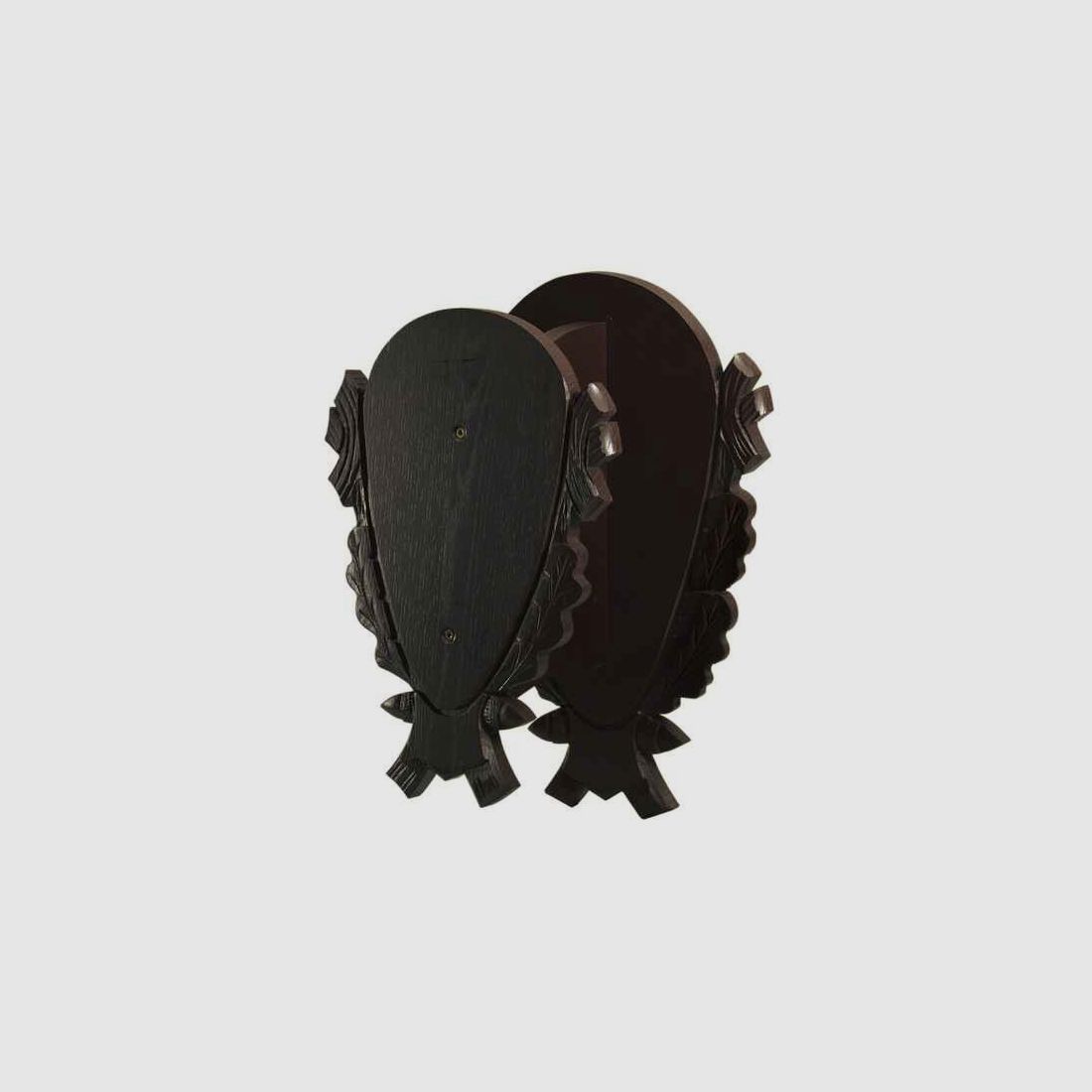 Trophäenschild Mufflon, 3-teilig, dunkel, massiv, mit Schnitzerei. Innenfläche 25x15cm