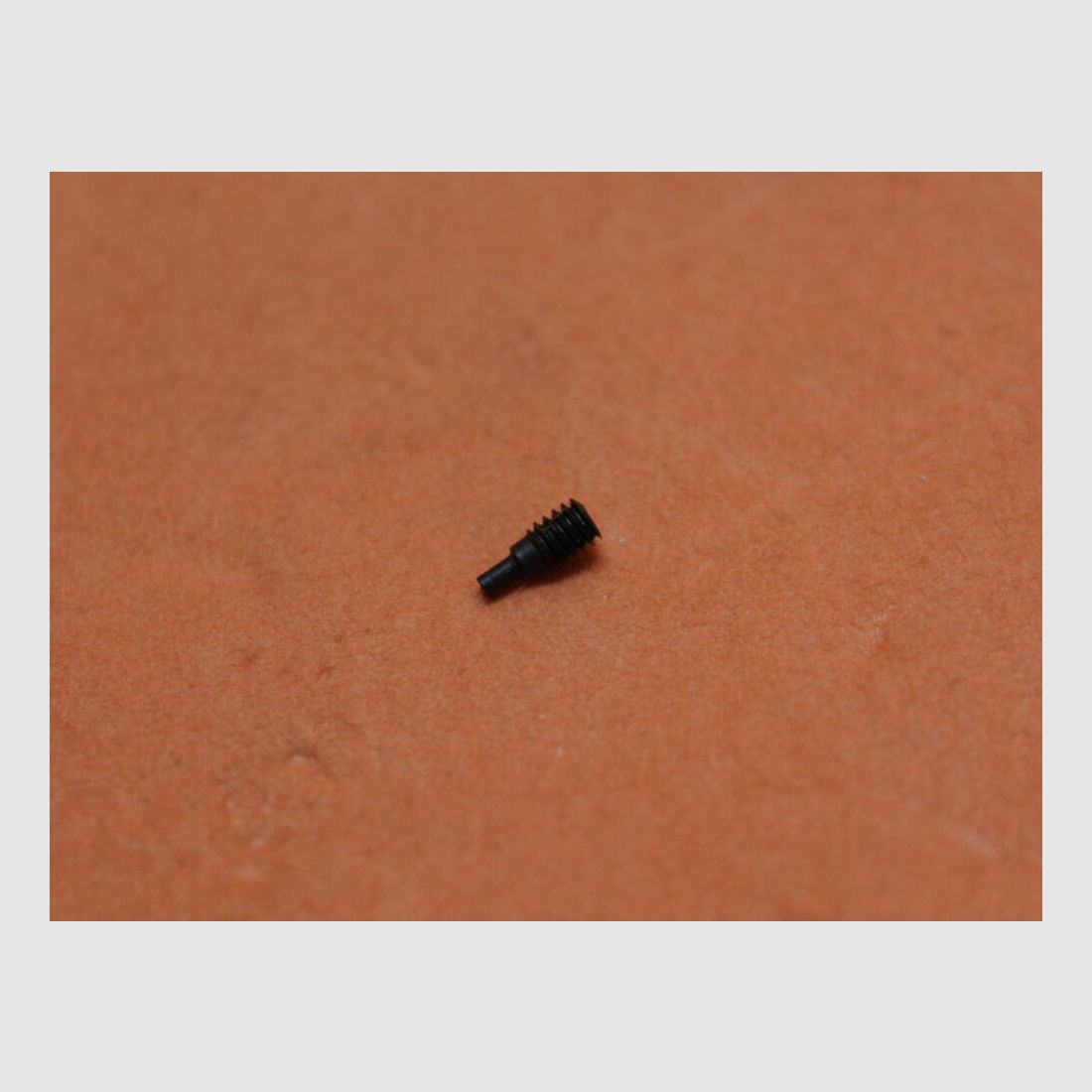 DPMS AR-15: Rear Sight Base Index Screw AR-15 A2 Matte DPMS retaining screw for the detent disk of the diopter sight, image 2 of 3