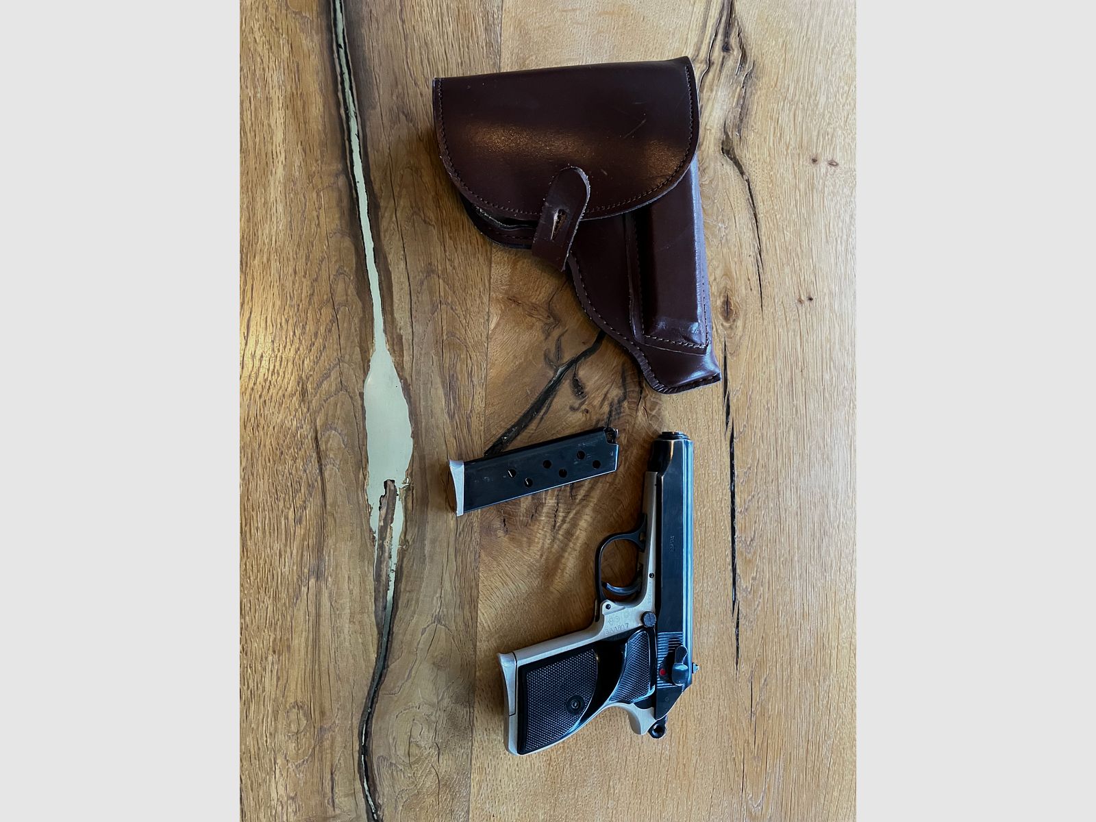 Halbautomatische Pistole Makarov 9mm