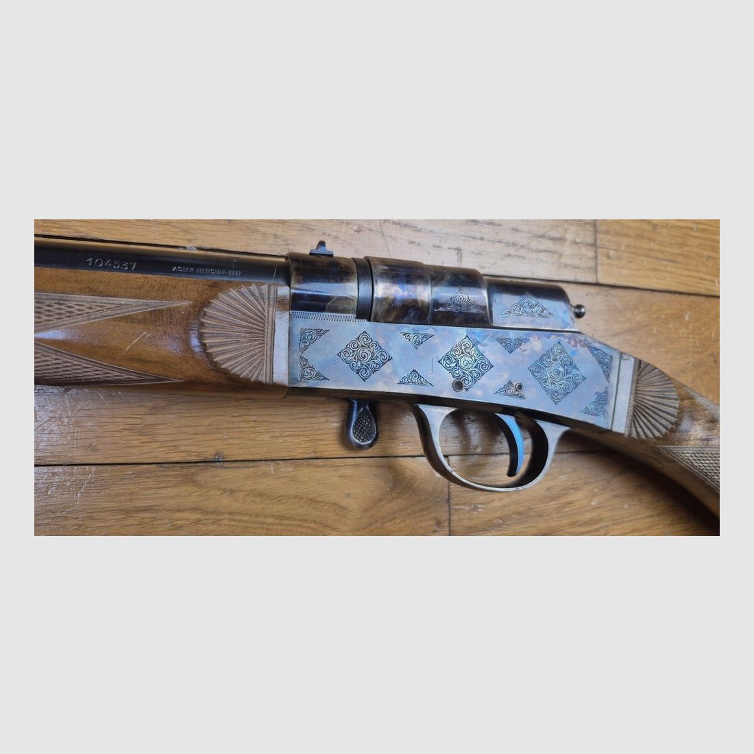 Splendida carabina del sistema Buffalo del 1894 – Versione "Luxe" – Manufacture de Saint-Etienne – Cal. 12mm/410 – Una delle prime – Jasper da sogno – Brunitura al 100% – Categoria D – Rara in questo stato museale – TBE+++, immagine 37 di 44