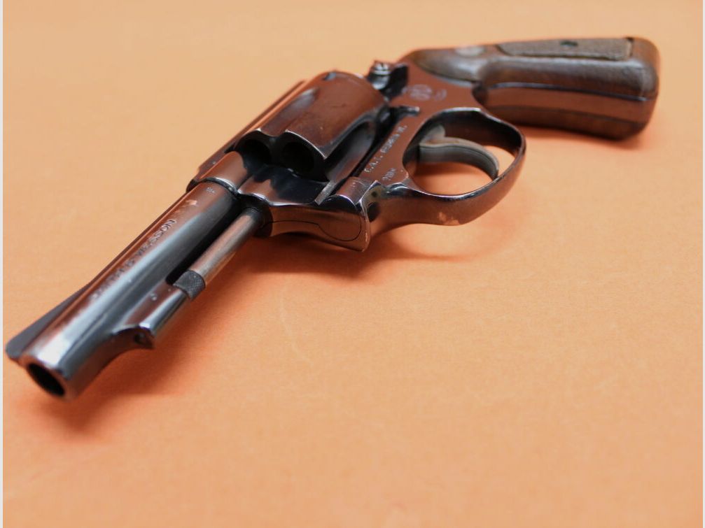 Smith & Wesson Revolver .38 Special Smith & Wesson/ S&W 36 Chiefs Special blued, 3" barrel/ wooden grip used weapon
