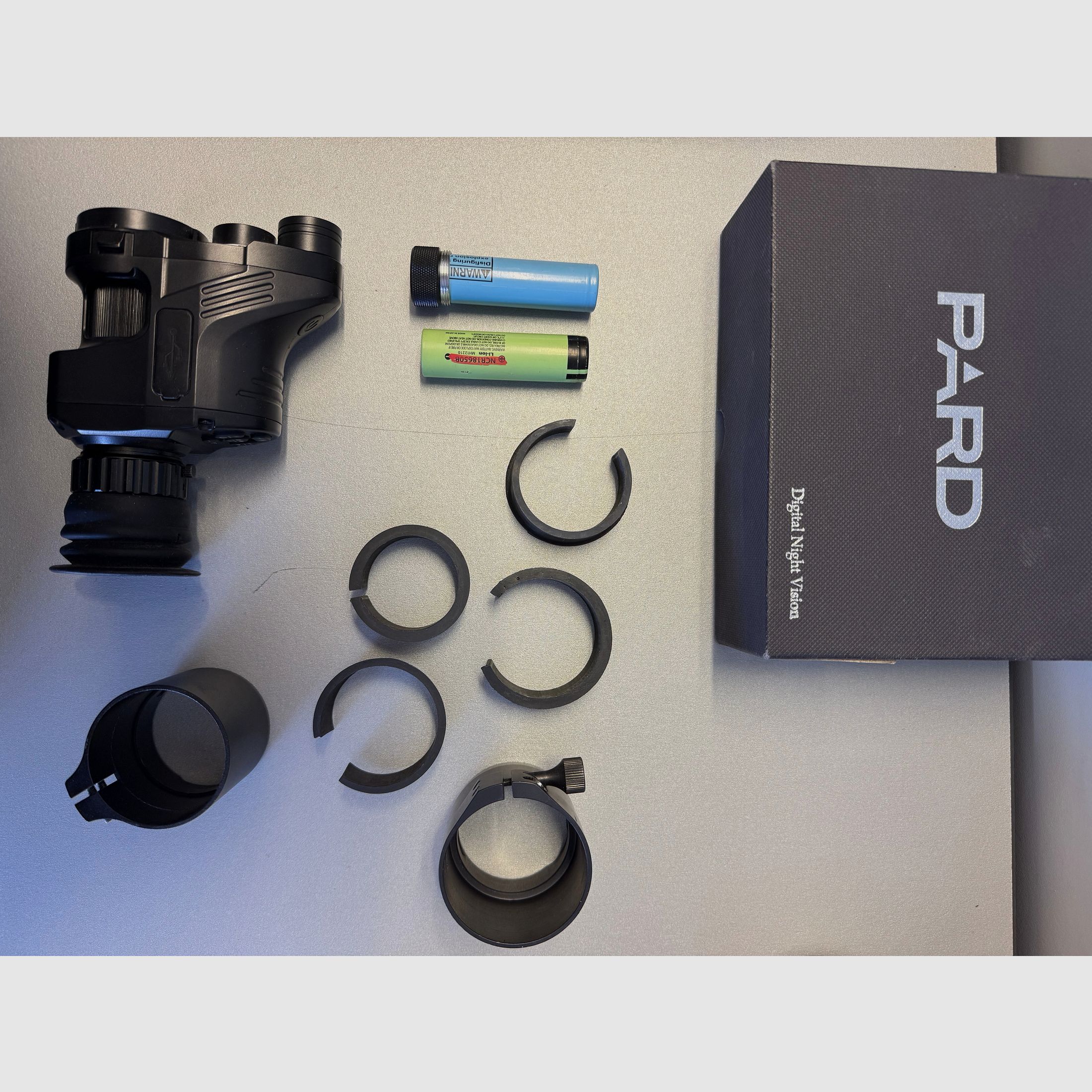 Pard NV007 Nachtsichtgerät mit zwei Akkus und zwei Adaptern