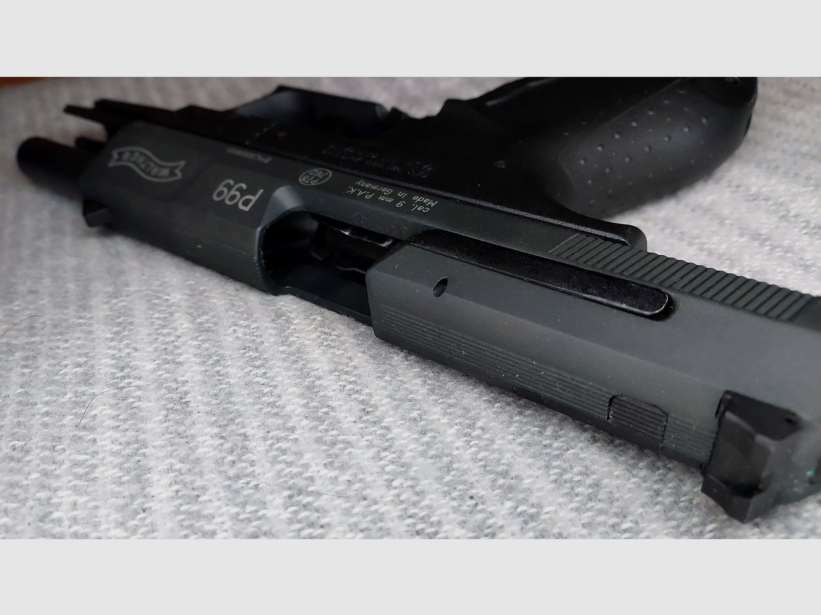 Walther P99 Schreckschuss Pistole 9mm P.A.K. (PTB 762) mit Multiabschussbecher