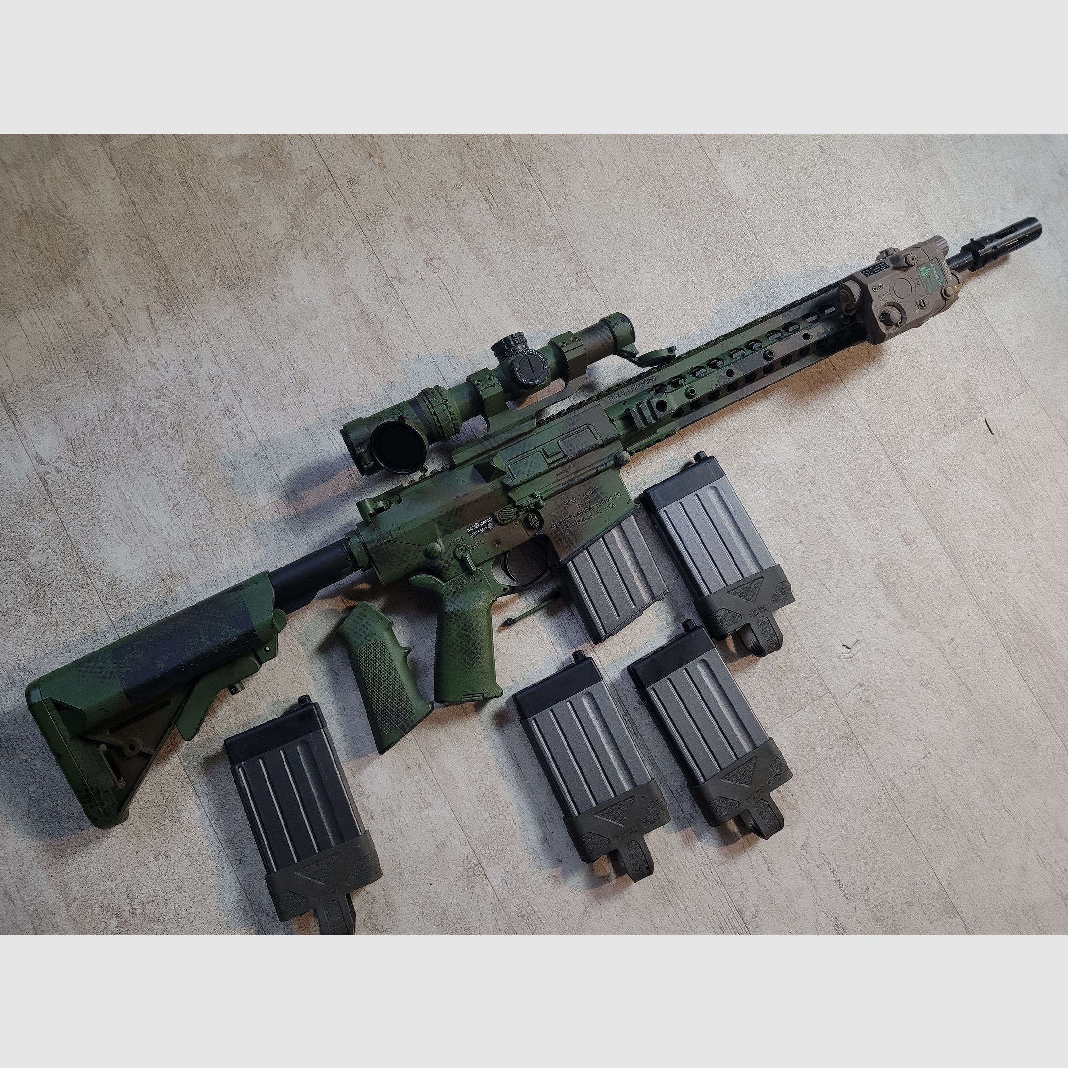 VFC SR25 ECC inkl. Firefield Shortdot, 4 Ersatzmagazinen mit Magpuls (Original) und AN/PEQ 15 Dummybox.