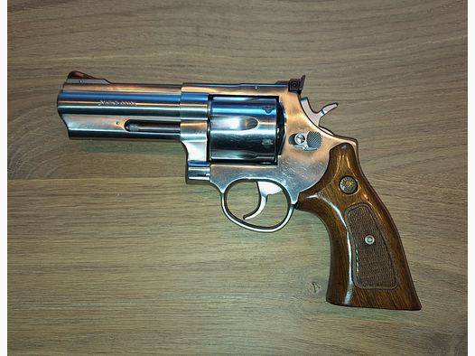 Rewolwer Taurus .44 Mag 4 cale