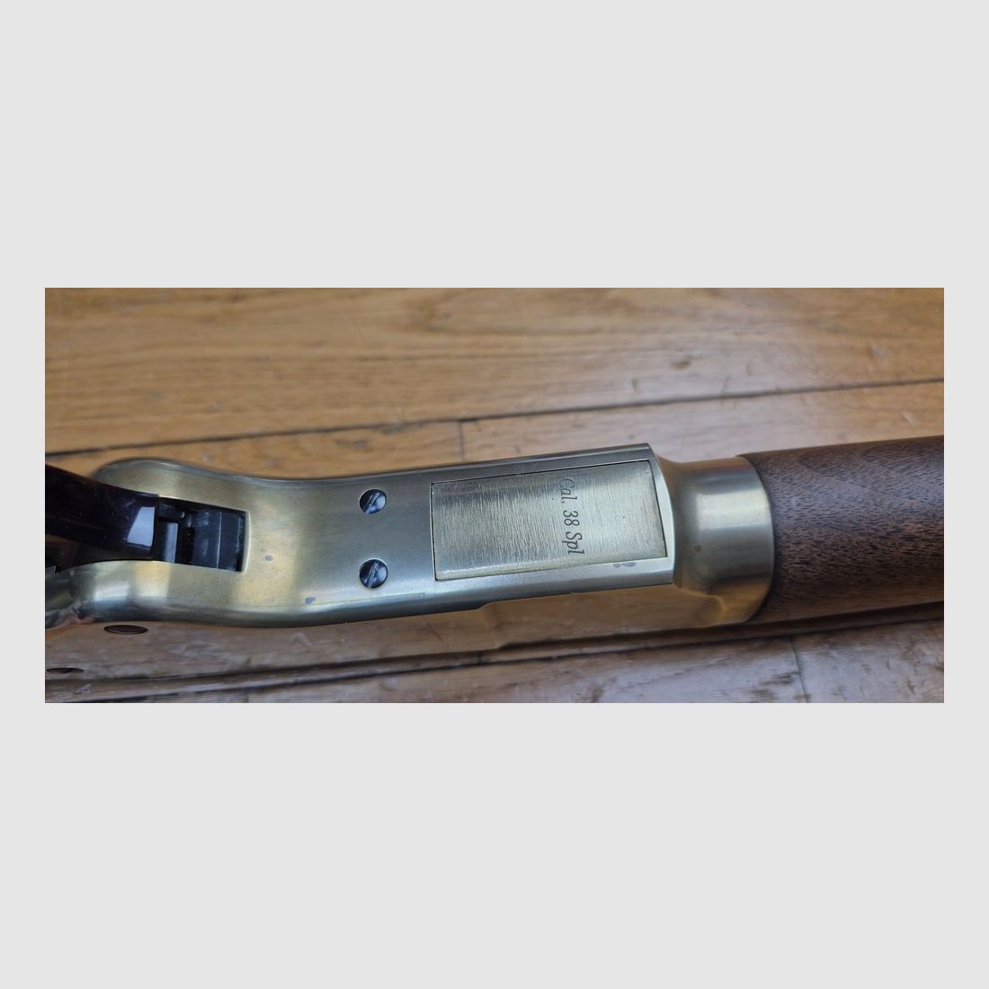 Wspaniała i rzadka karabina Winchester model 1866 – „Yellow Boy” w rzadko spotykanej produkcji Miroku z Japonii – Rzadkie kal. .38 SP/38 specjalne – Obudowa z brązu/mosiądzu jak oryginały – 10 nabojów – Mechanika i drewno w stanie nowym lub prawie nowym – Wyjątkowa nowoczesna broń i rzadki egzemplarz – TBE+++, zdjęcie 29 z 51
