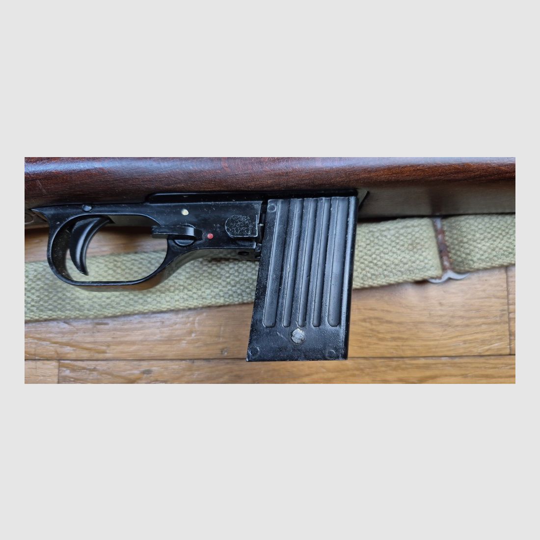 Bardzo ładna karabina ERMA model EM1 — Niemiecka replika USM1 — Kal. .22 LR — Broń z 1977 roku, nie w najlepszym stanie — Perfekcyjna mechanika i lusterkowa lufa — Magazynek na 10 nabojów — Amerykański wojskowy pasek — Gwarantowana zabawa na strzelnicy — TBE+/TBE++, zdjęcie 5 z 30