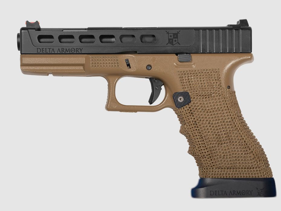 P06 GBB Airsoft Pistole mit Grip Stippling in Tan | Delta Armory