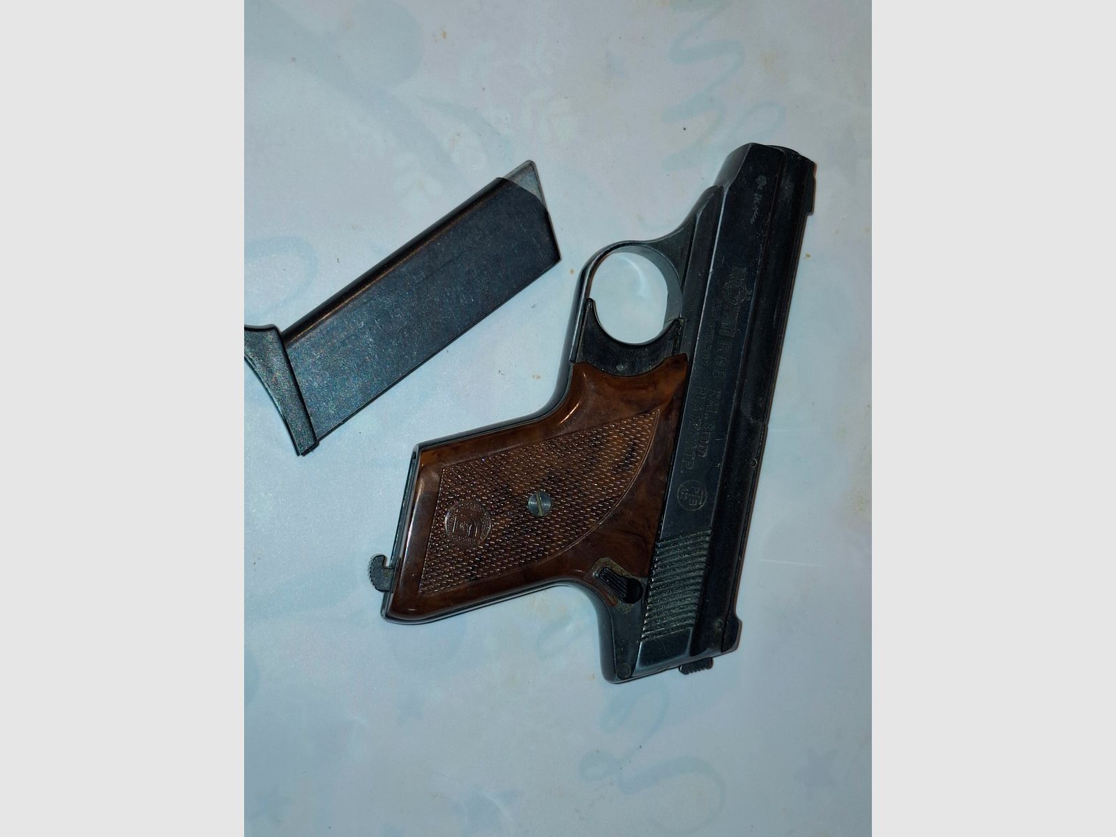 4 pistolets/ revolvers à blanc