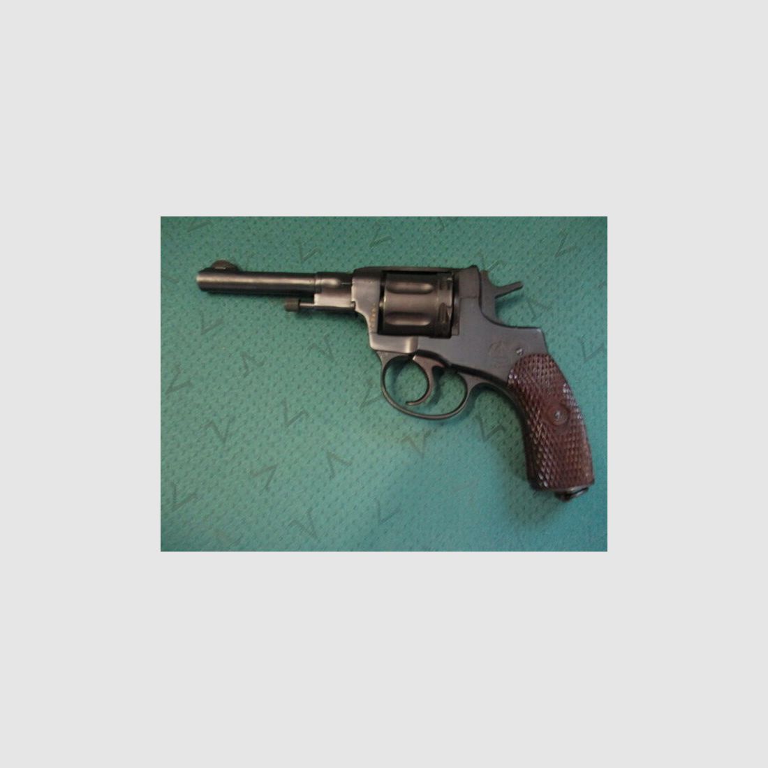 Revolver Nagant Baujahr 1945 mit Tasche und Fangriemen