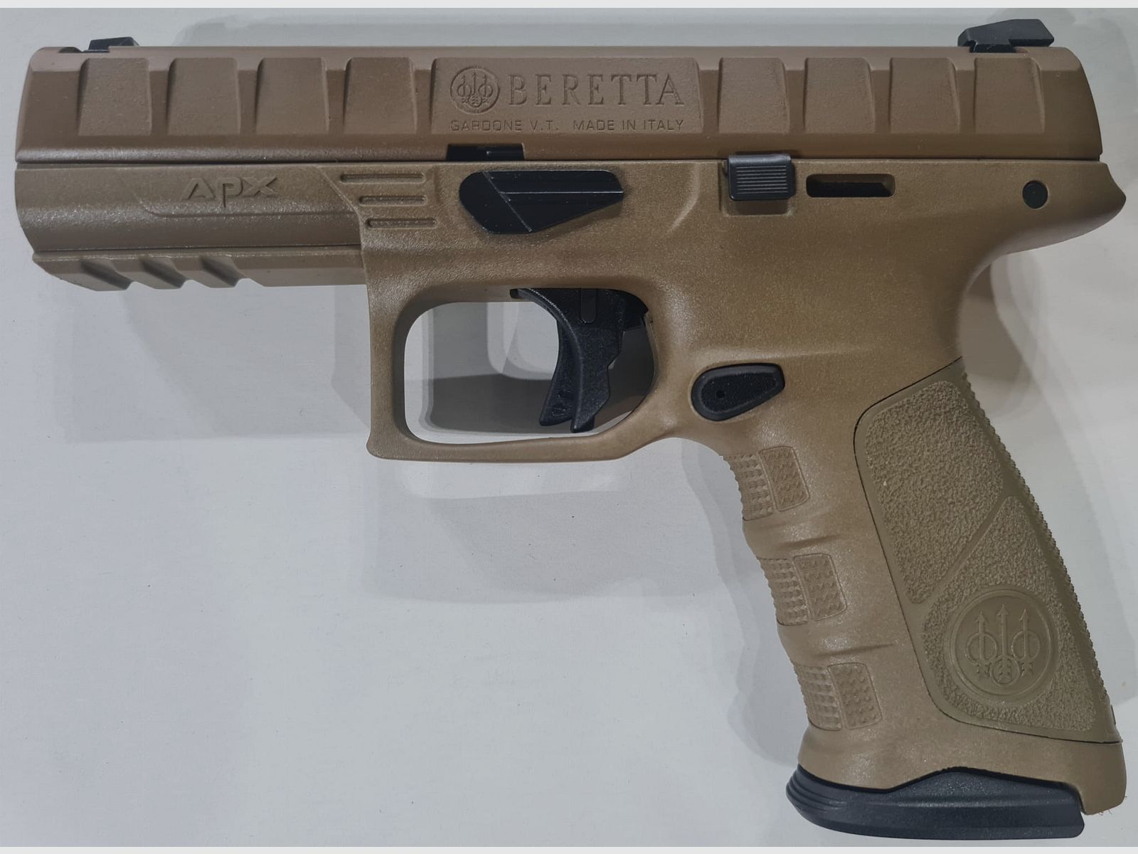 Zelfladend pistool BERETTA APX FDE kal. 9x19mm, afbeelding 1 van 2