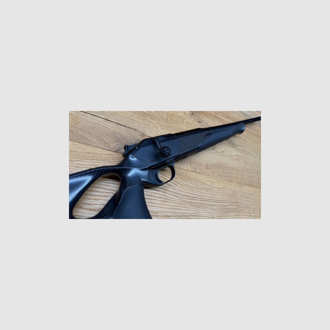 Blaser R8 Carbon / Elastomer / Atzl-Abzug / gekürzter Lauf / Mündungsgewinde / Logo schwarz glänzend / Vorderschaftabschluss carboniert