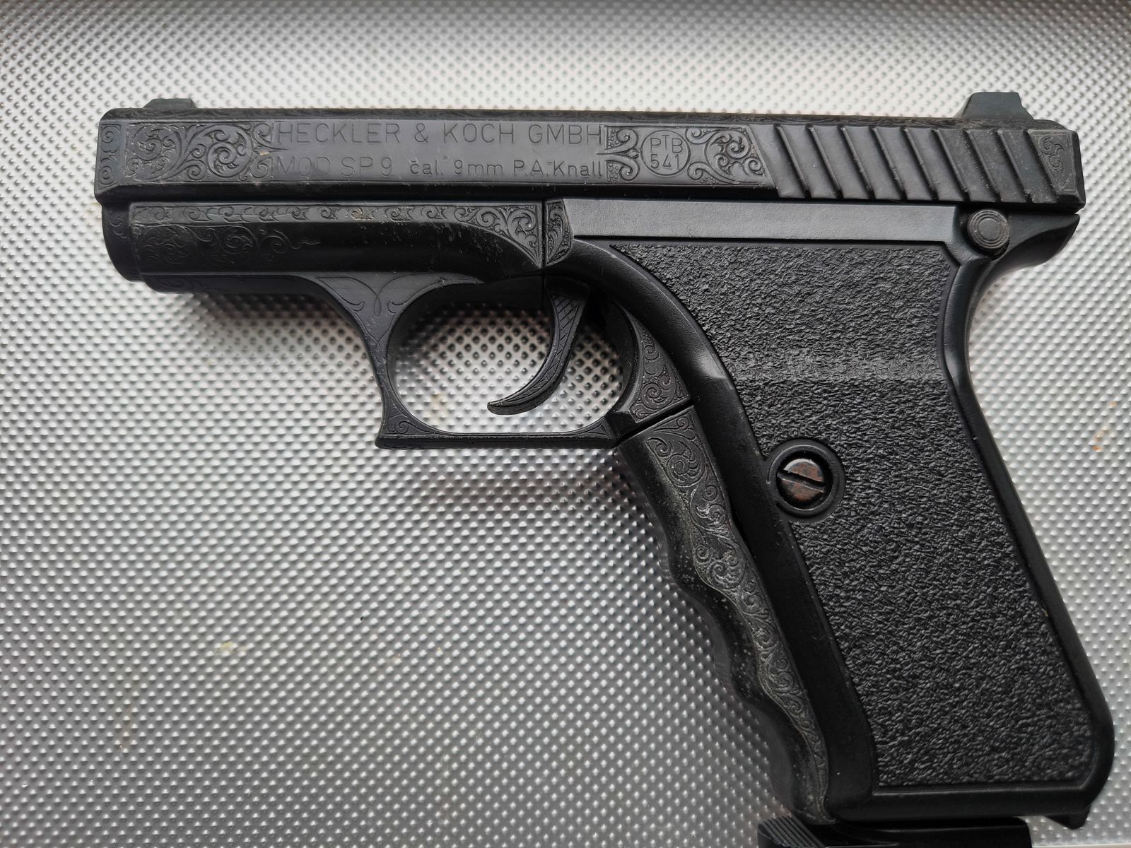 Prezzo VB!! ⚠️ Attenzione collezionisti - pezzo da vetrina - assoluta rarità - Heckler & Koch SP9 con incisione di fabbrica una vera rarità degli anni '90 - ottimo stato visivo e funzionale!! Assolutamente come nuovo e mai sparato!! PTB Nr. 541 ⚠️ Spese di spedizione gratuite!! 