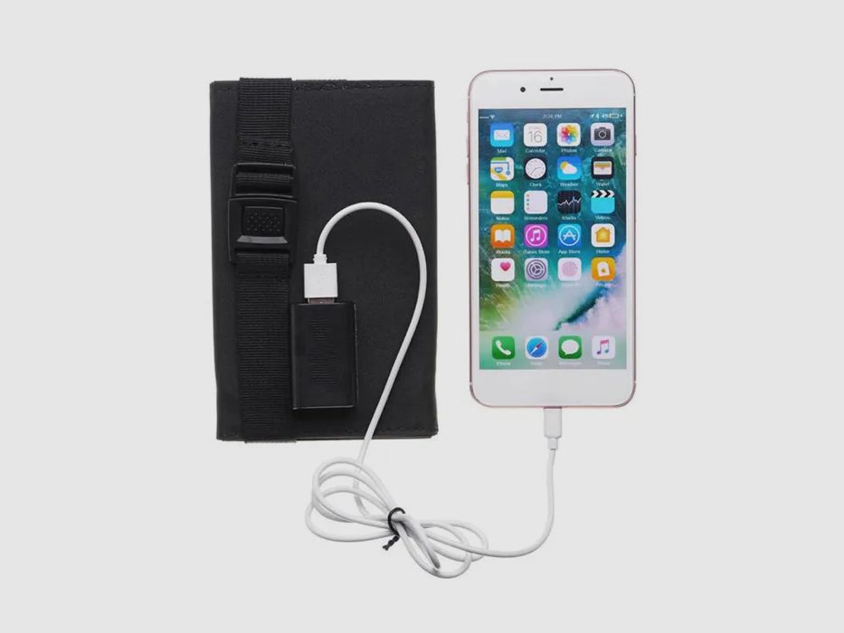 Pequeño panel solar plegable con conexión USB de 10-20 vatios en camuflaje digital verde