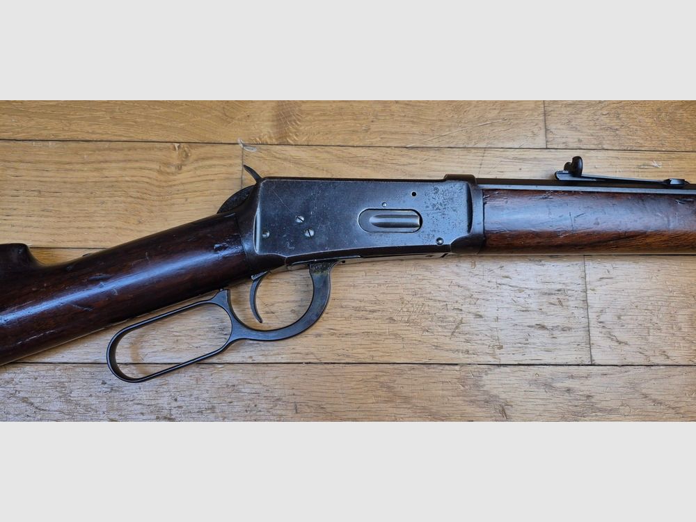 Piękna i rzadka Winchester Model 1894 – Wersja karabinu z ośmiokątną lufą (!) – Wyprodukowana przez Winchester New Haven w … 1896! – Jedna z pierwszych! – Kal. 38-55WCF PN! – CZARNY PROCH – Piękne drewno – Wspaniała lufa – Niezawodny mechanizm – Bardzo ładne oznaczenia na pięknym oksydowaniu – Broń do wyczyszczenia w doskonałym stanie! – TBE +, zdjęcie 5 z 38
