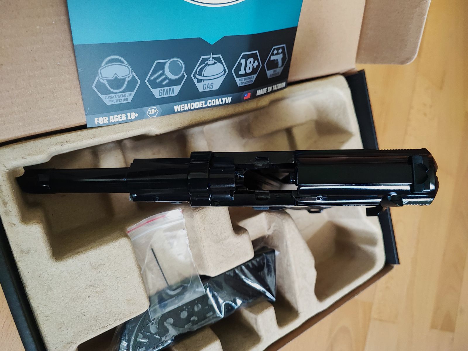 WE Walther P38 WW2 Full Metall GBB Airsoft Gun plus Zubehör