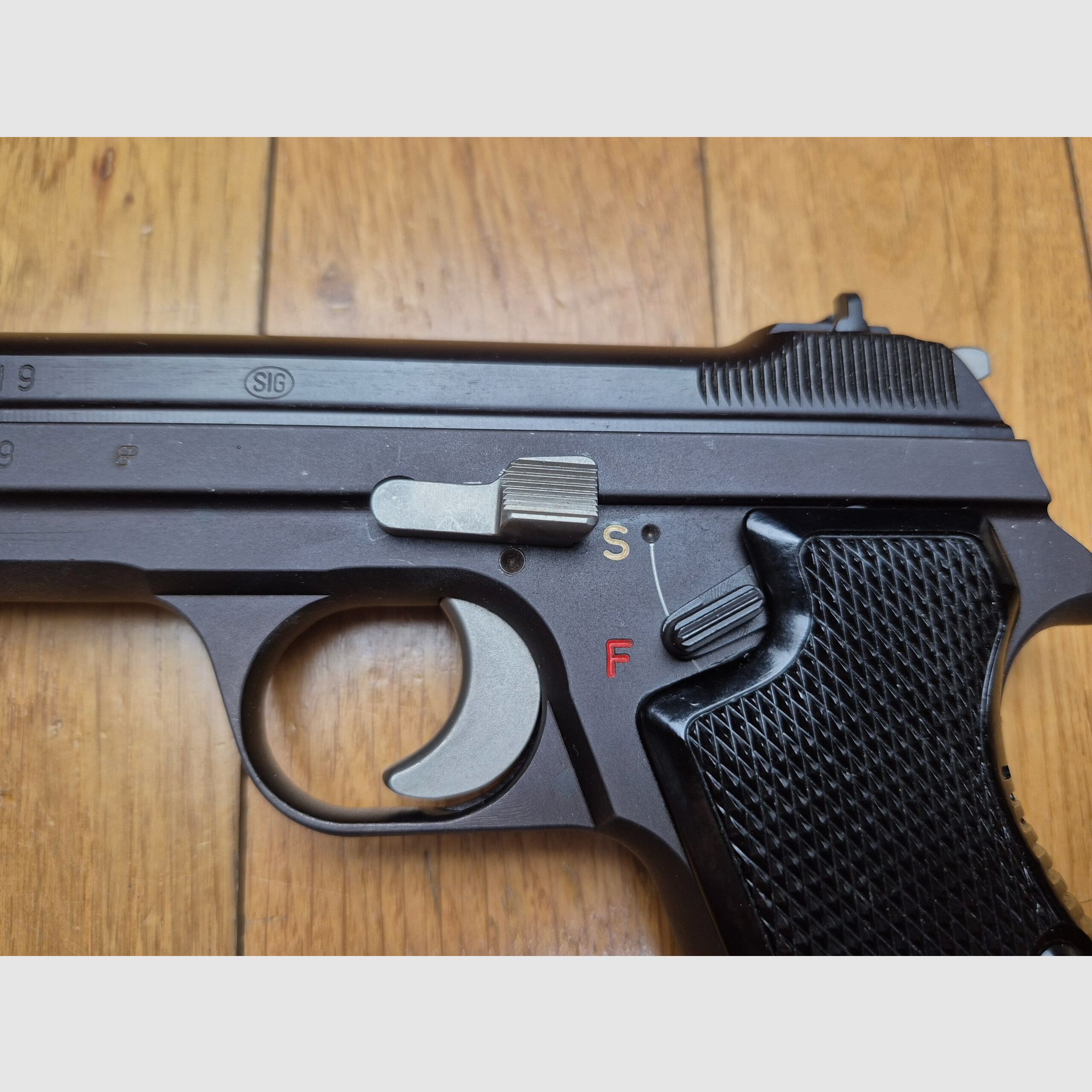 Spendide pistolet SIG P210-2 – Mythe du 9 para – Arme civile conforme au type Armée post 1952 du 4° contrat militaire – Fabrication SIG suisse de 1969 – Bronzage superbe à 99,5% – Fonctionnement et canon de rêve – État TBE+++ !, image 5 sur 19