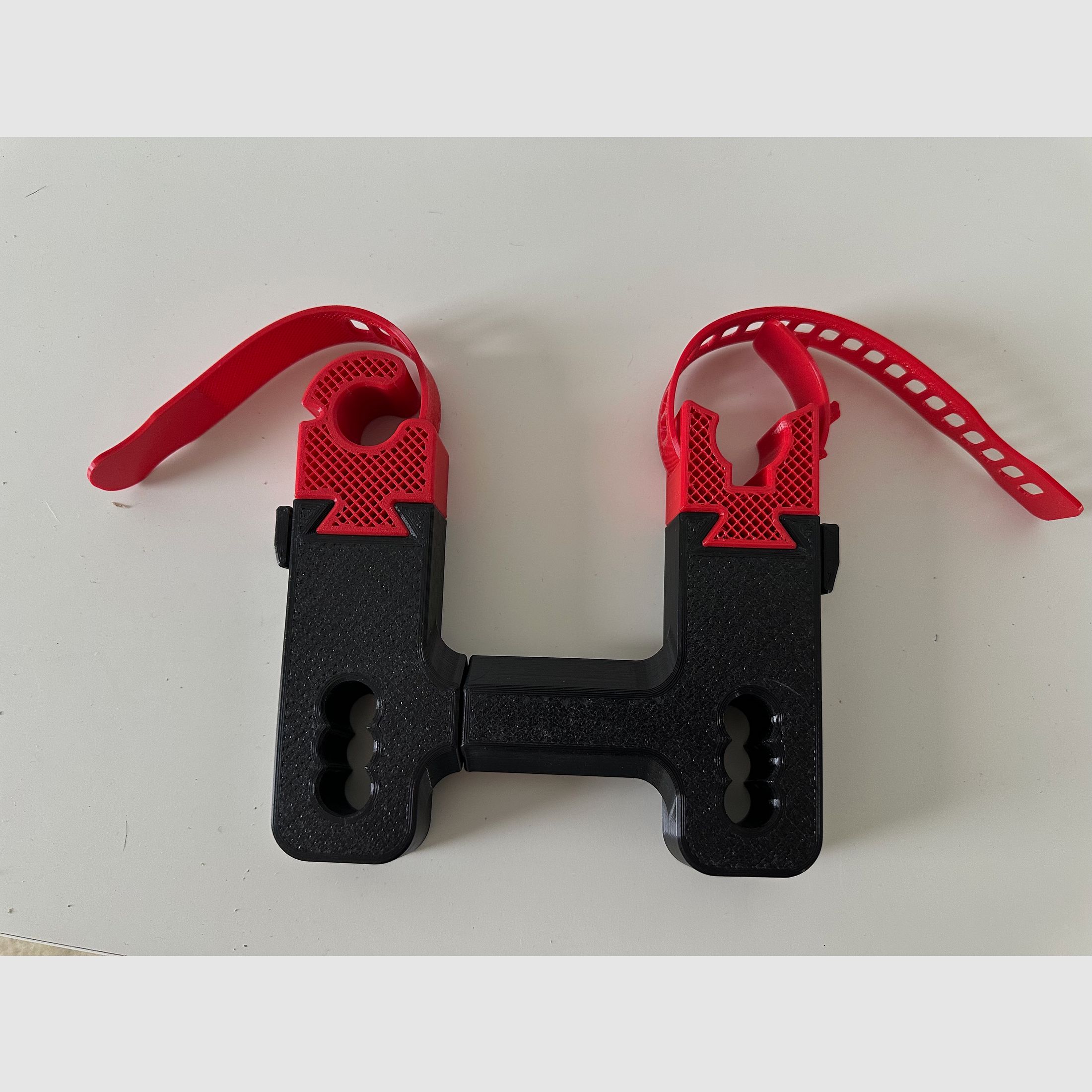 Gewehrhalter "Krabbe Pro" für Kopfstützen im Auto von Jagawams 