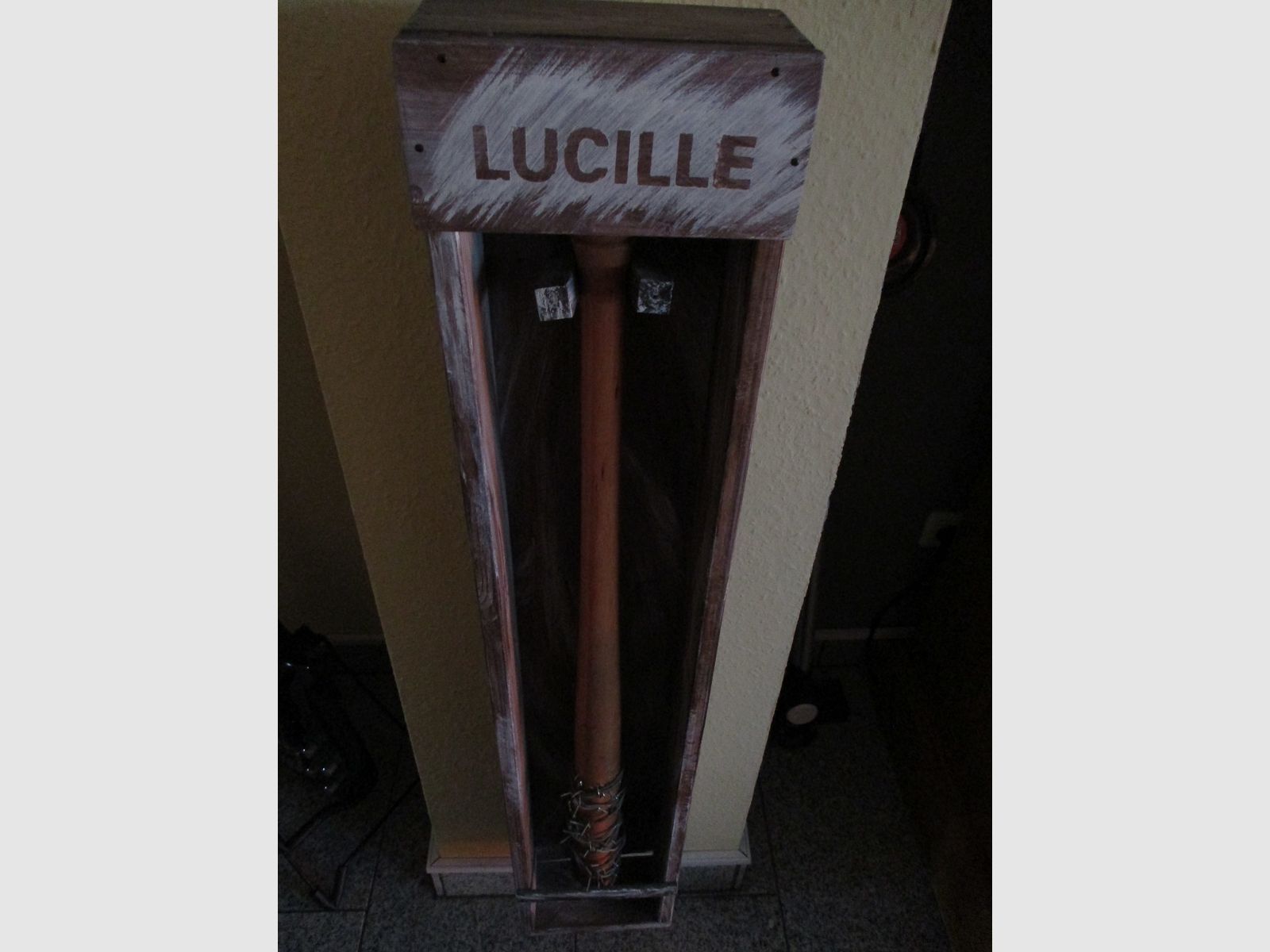 The Walking Dead Negan Baseball Schläger Lucille in Haltebox
