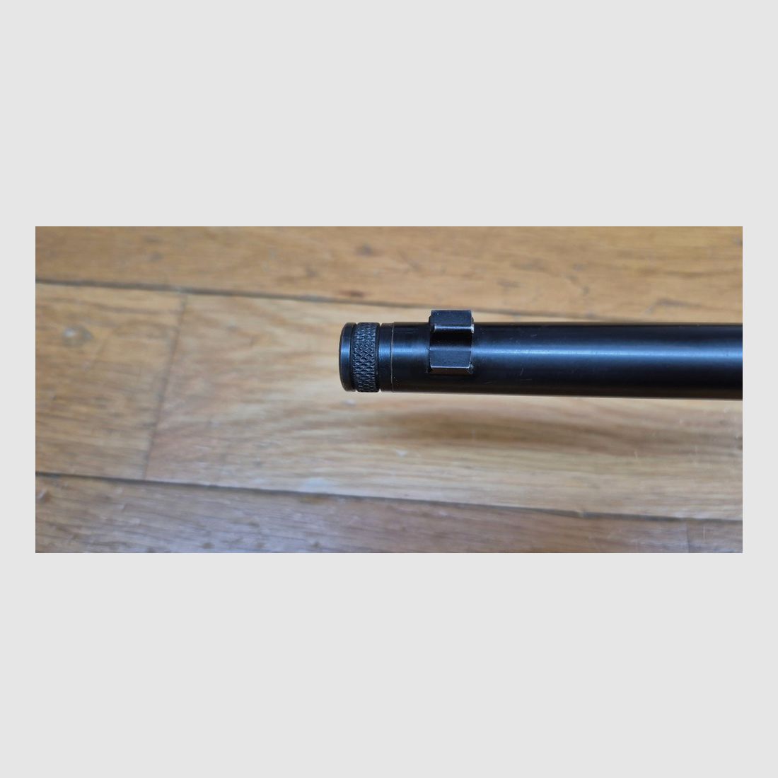 Sehr schöne Winchester Model 77 – Selbstladebüchse im Kal. 22LR – Die Begleiterin des jungen Amerikaners nach dem Krieg – Ideale Waffe zur Jagd auf Ungeziefer und persönlicher Feind jeder Dose! – 8 Schuss – Sehr schöne Verarbeitung von Winchester New Haven aus 1962 – Zustand mehr als sehr gut – TBE++, Bild 31 von 41