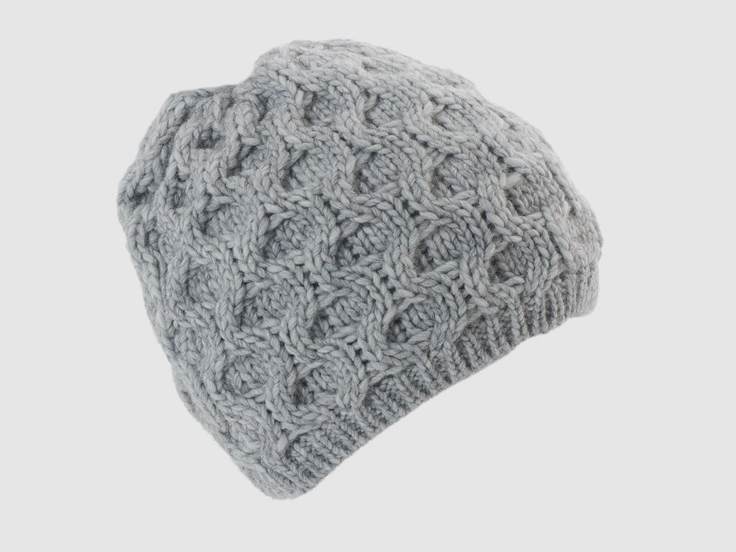 Cappello lavorato a maglia con pompon in pelliccia vera e motivo a nido d'ape