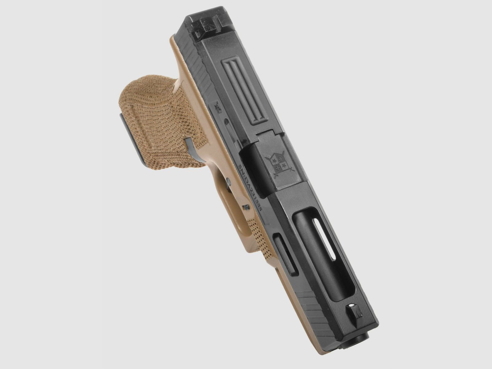 P02 GBB Airsoft Pistole in Tan | Delta Armory