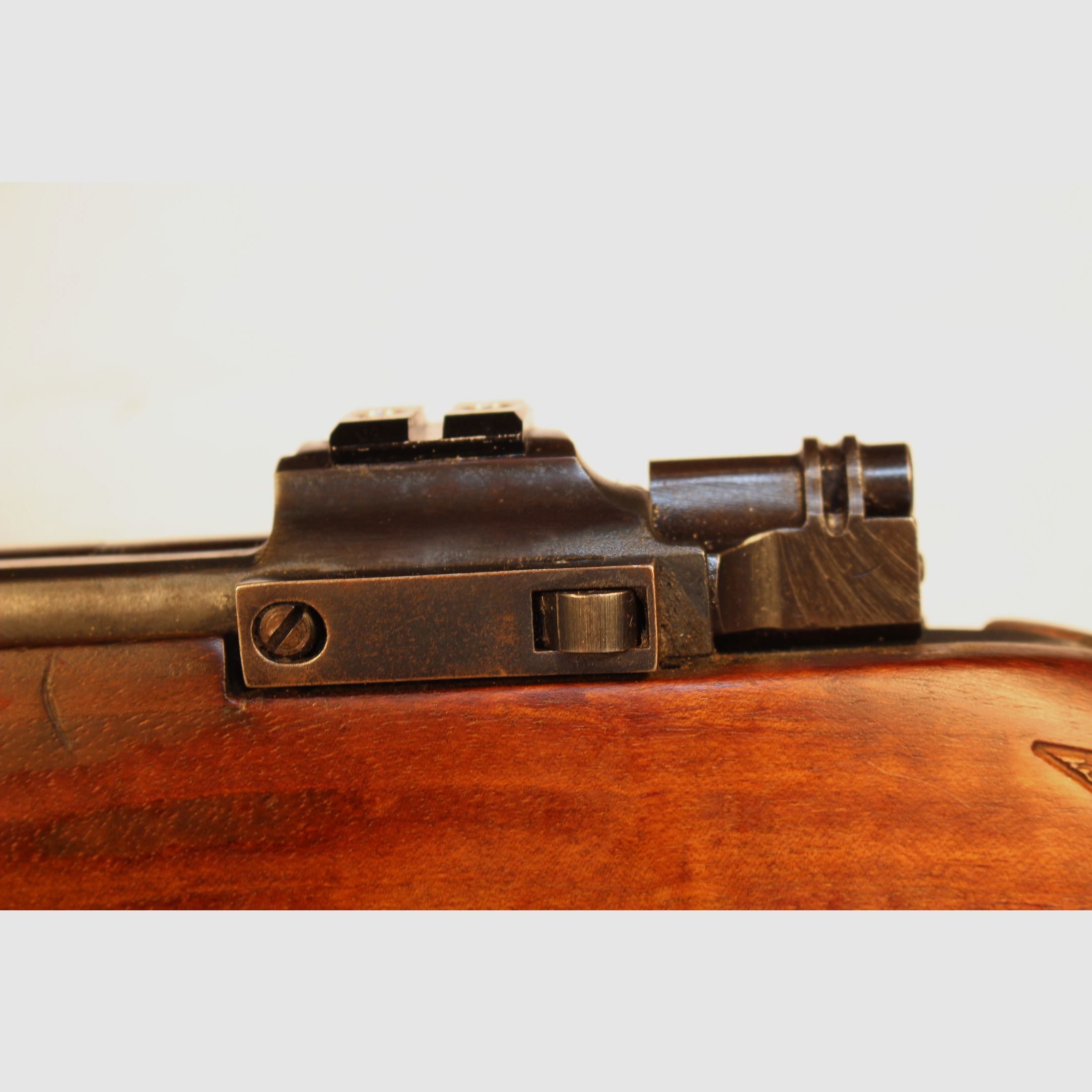 Bolt-action rifle in caliber 7x64.