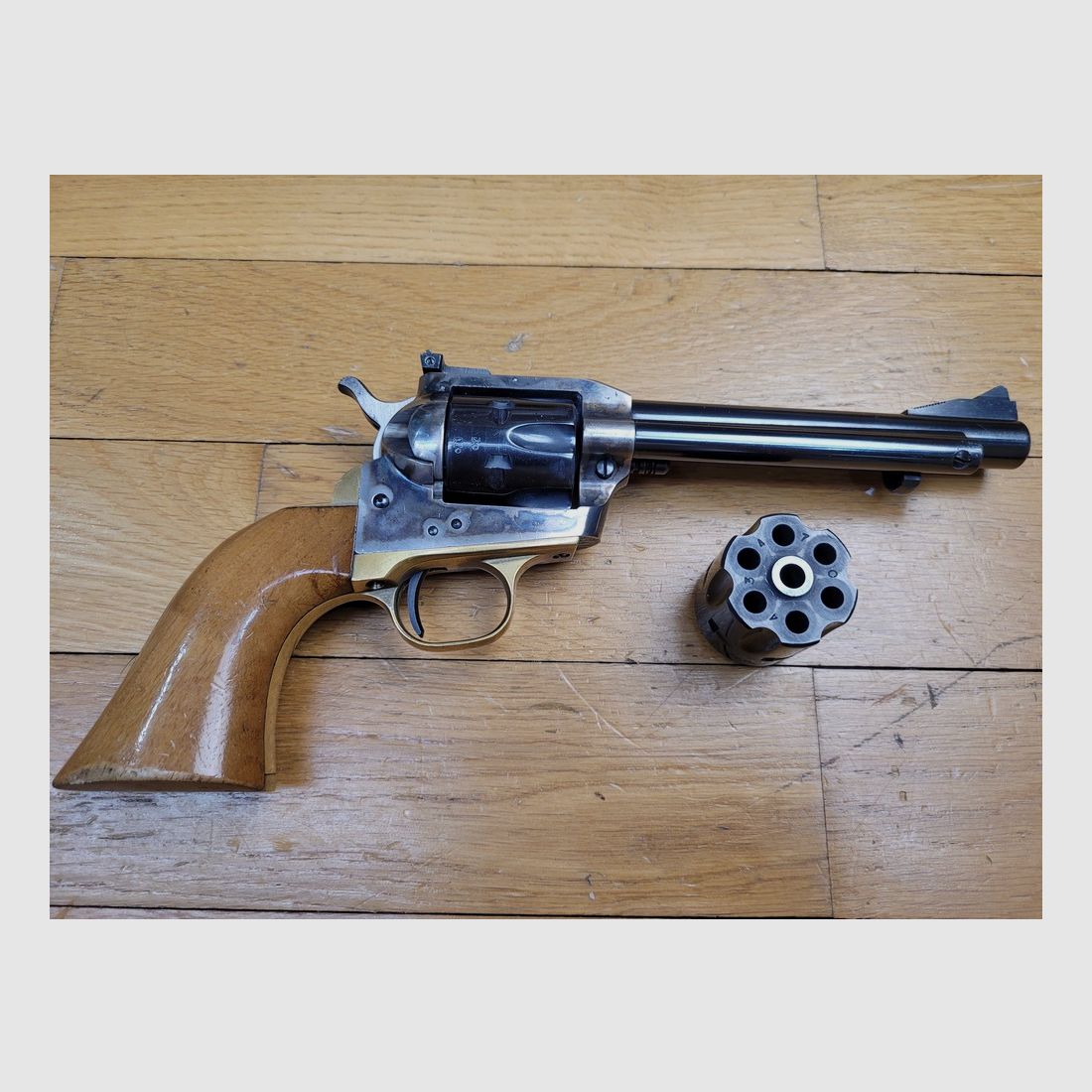 Revolver Iver Johnson Deluxe Target – 2 Trommeln 22LR und 22Mag – Single Action Army von Uberti – Waffe von 1978 – Rahmen Typ Scout – 100% Stahl – Abzug mit Transferstange und 4 Klicks wie bei einem echten – Lauf 5 Zoll ¼ Spiegel – Verstellbare Visierung – TBE+!, Bild 17 von 22