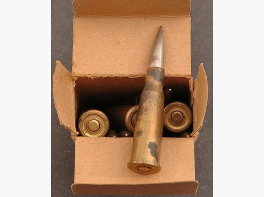 Deko: franz. Patrone 8mm in dt. WK II Verpackung
