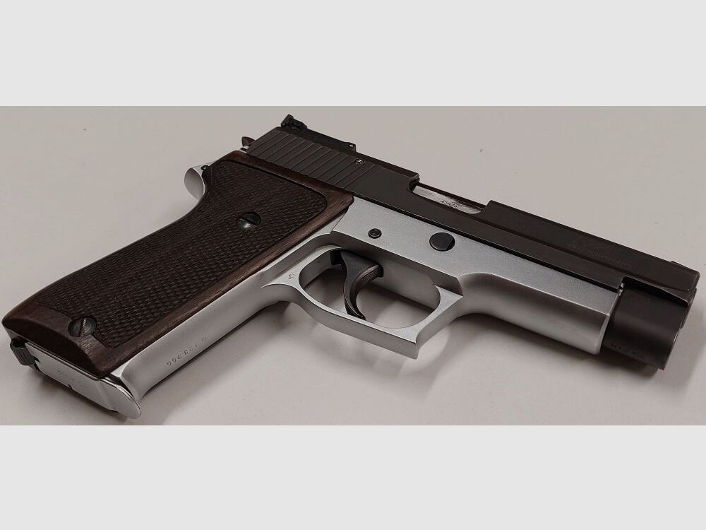 SIG SAUER DEFEKT Halbautom. Pistole SIG SAUER P220 Bicolor Schwarz/Silber im Kaliber .45ACP