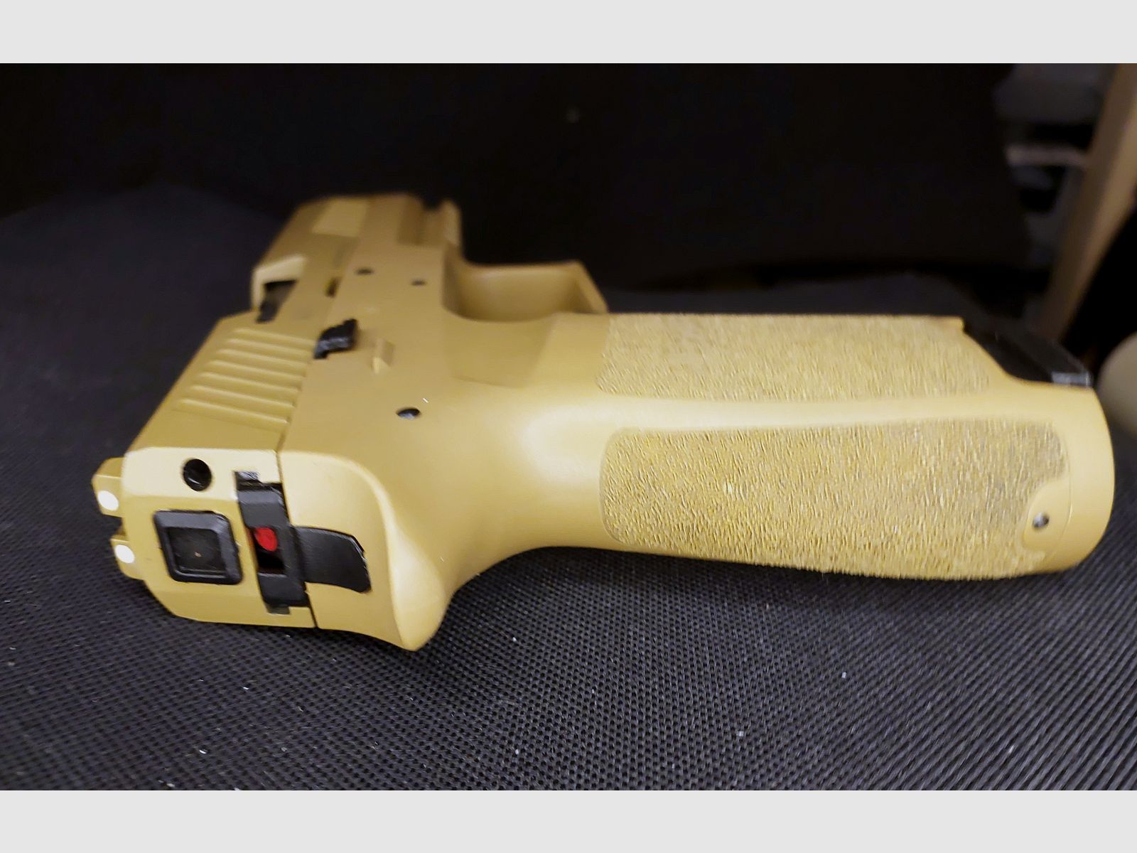 Pistolet d'alarme Sig Sauer P320 au calibre 9 mm P.A.K. dans la variante de couleur Tan / Terre sombre. (PTB 1038)