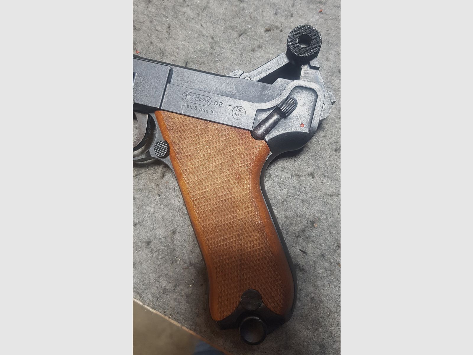 Sehr seltene Pistole PTB 517 Record Mod.  08  Cal. 8mm Knall PAK schwarz brüniert Schreckschuss P08 Holzgriffe