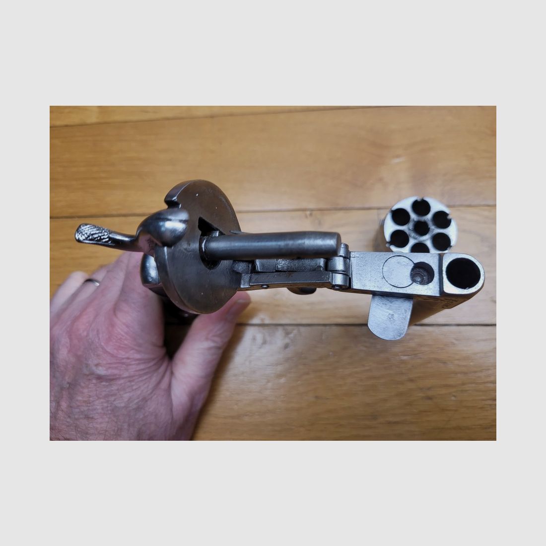 Seltenes Revolver mit Eyraud-System – drehbarer Lauf um eine Achse – Kaliber 9mm mit Zündhütchen – sechs Schüsse – Gravuren – BE/TBE, Bild 16 von 17