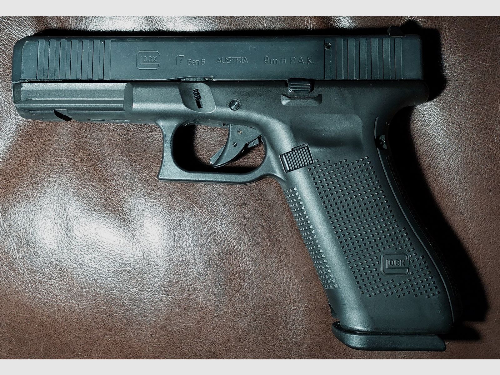 Glock 17 Gen5 Schreckschuss Pistole 9mm P.A.K. schwarz (PTB 1068) - 2 Magazine - Taktisches IWB Holster Rex Arms Sidecar