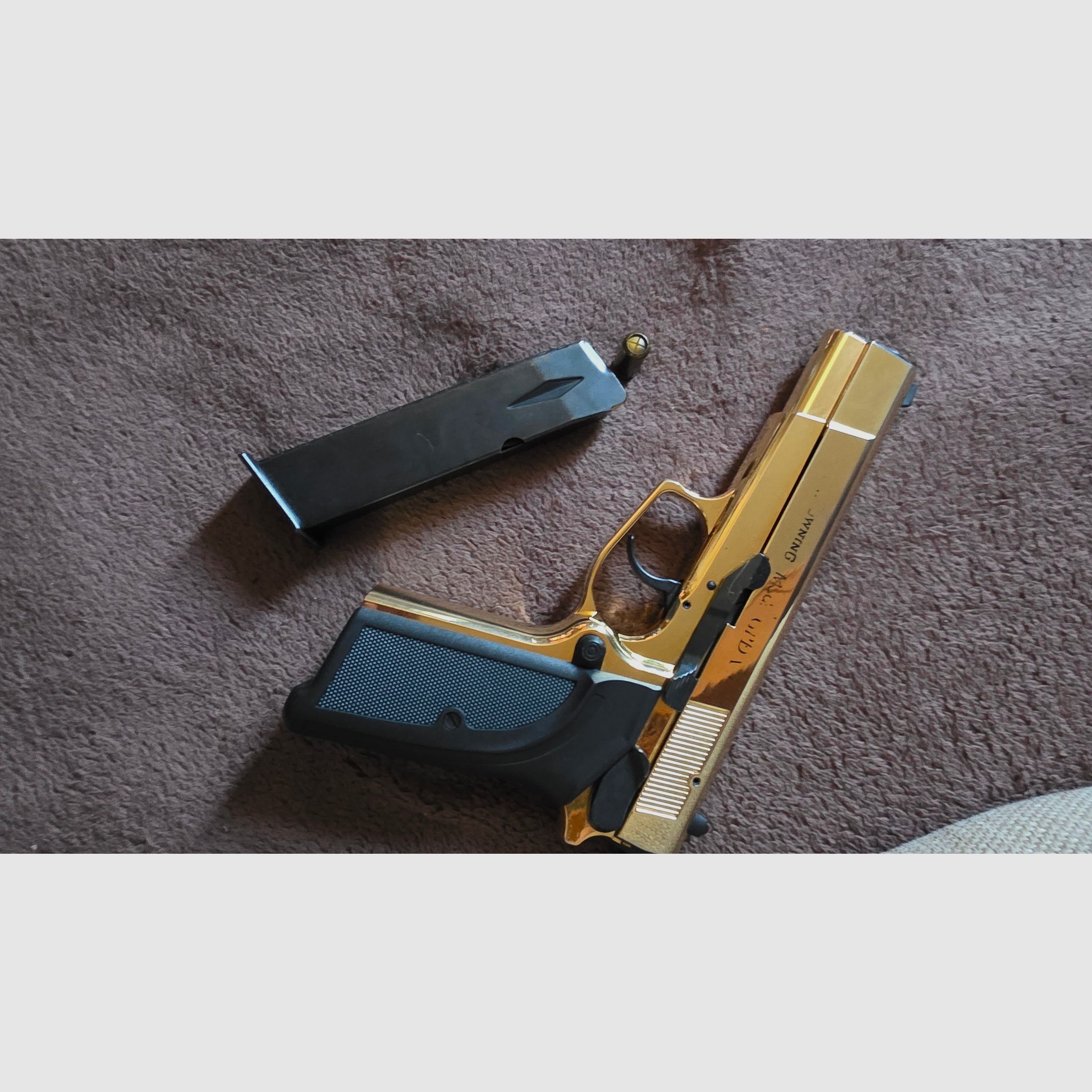 Pistolet d'alarme de 'Browning' cal. 9mm, P. A. K, en noir/doré, état d'occasion, mais entièrement fonctionnel.