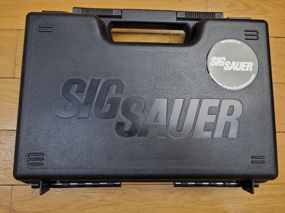 Prächtige Pistole Sig Sauer P210 Legend Target 5 Zoll – Kal. 9×19 – Sondermodell aus dem Mastershop Sig Sauer – Single Action Abzug / Top Abzug – Erweitertes Magazinfach – 2 Magazine 8 Schuss – Beidseitige Sicherung – Nitrierung – Komplett im Originalkoffer – Waffe im neuwertigen Zustand zum Gebrauchtpreis!, Bild 1 von 25