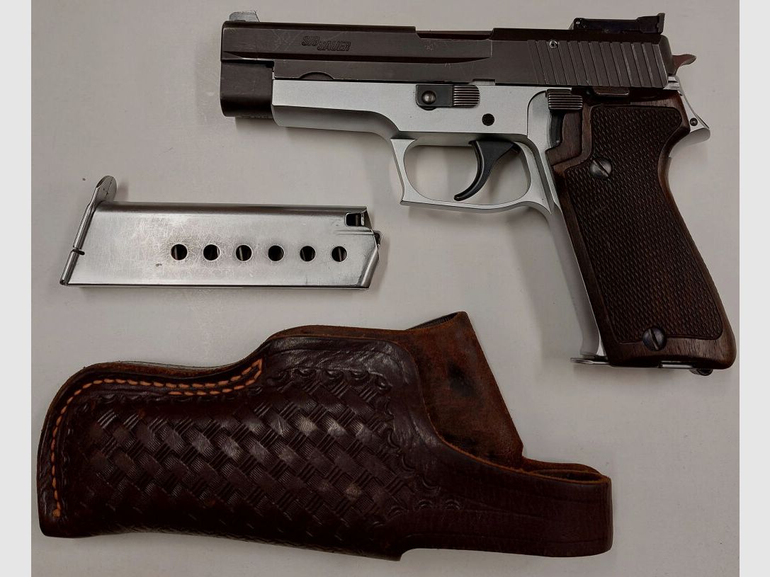 SIG SAUER DEFEKT Halbautom. Pistole SIG SAUER P220 Bicolor Schwarz/Silber im Kaliber .45ACP