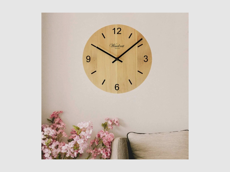 Wandklok Tempus van Zwitsers dennenhout