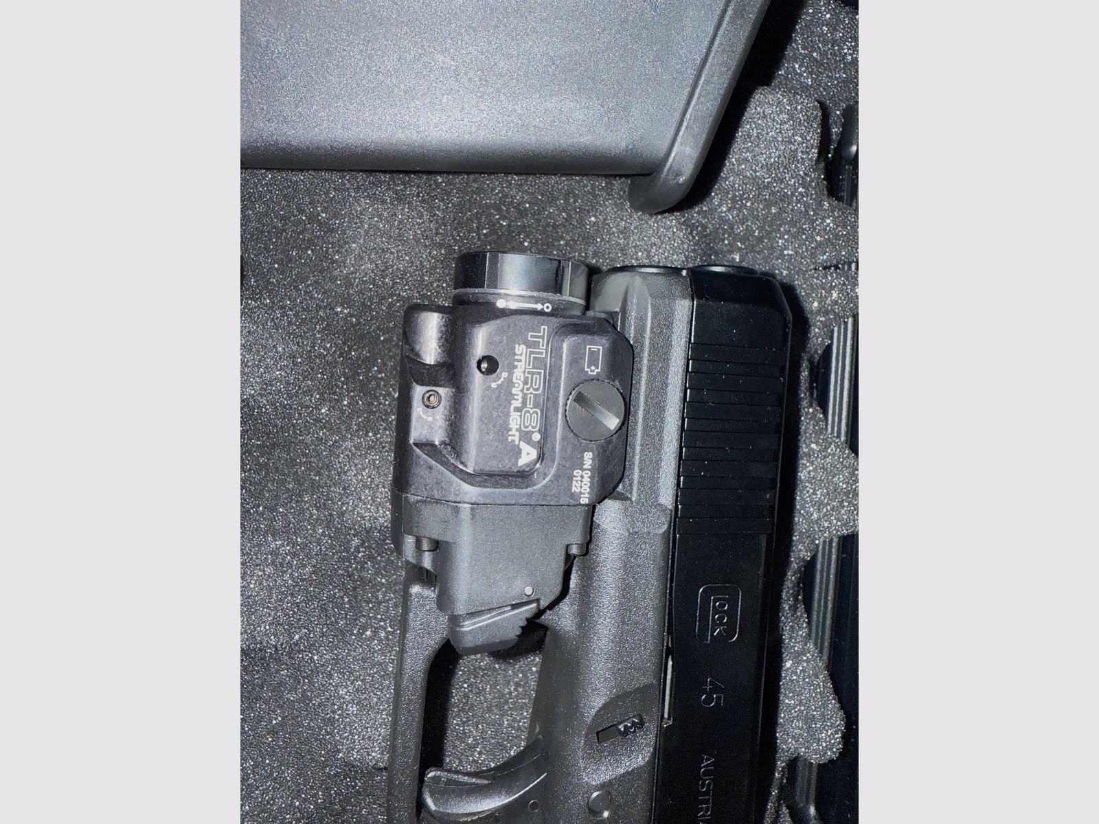 Glock 45 – comme neuf – avec Streamlight TLR-8 (lampe + laser rouge) et holster Black Trident