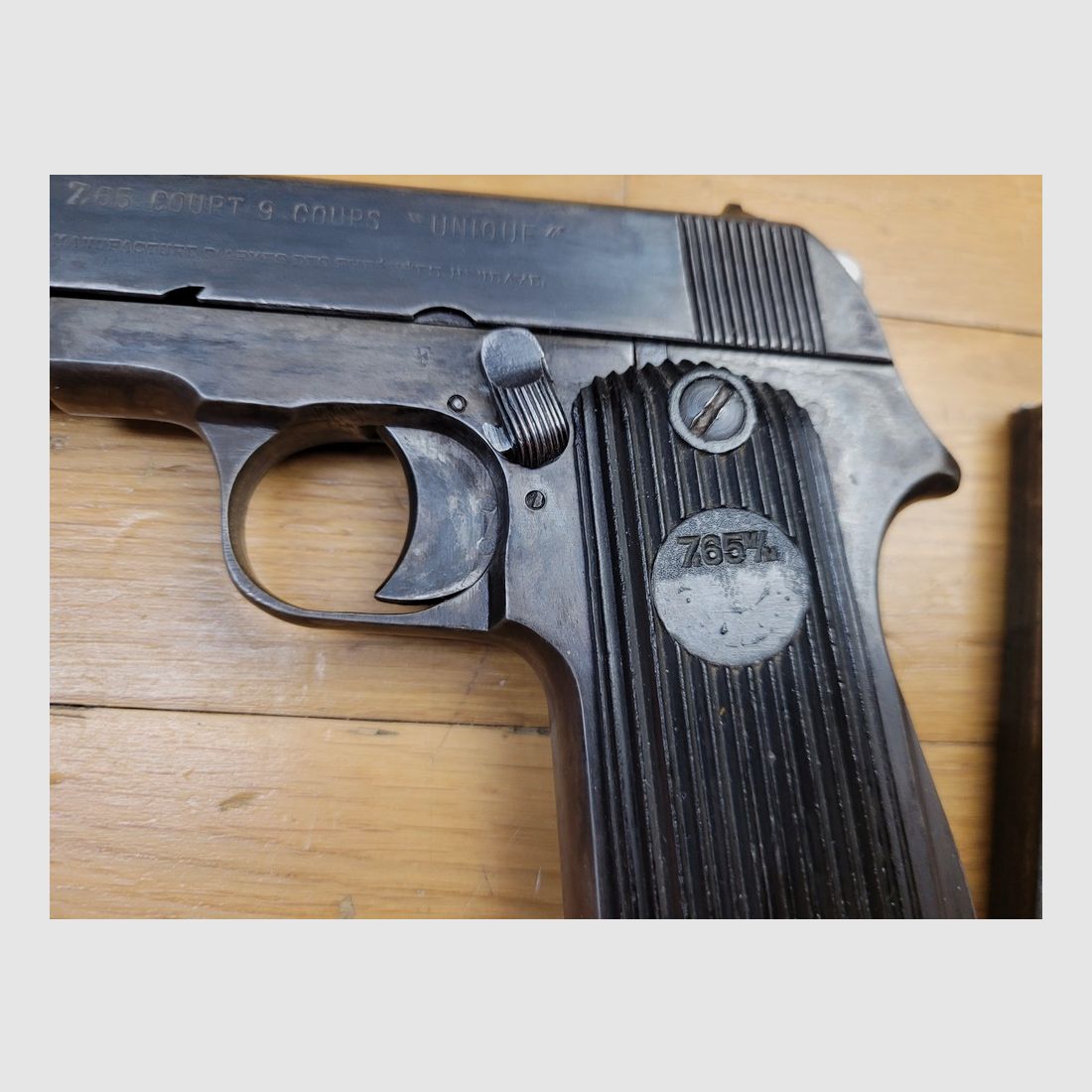 Schöner Unique Rr51 Pistol – Kal. 7,65mm – Waffenfabrik der Französischen Pyrenäen – Fortsetzung des Kriegsmodells der Besatzung – Sehr gute Verarbeitung – Exzellente Handhabung – Zwei Magazine 9 Schuss – Eine Mini 1911A1 in 7,65! – Exemplar in sehr gutem Zustand! – TBE+, Bild 4 von 17