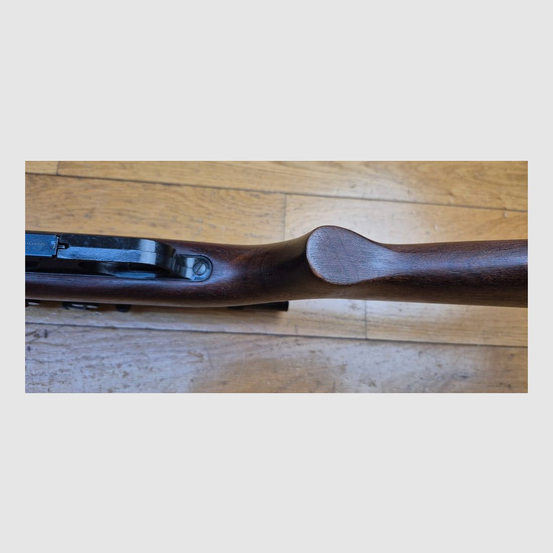 Sehr schöne Winchester Model 77 – Selbstladebüchse im Kal. 22LR – Die Begleiterin des jungen Amerikaners nach dem Krieg – Ideale Waffe zur Jagd auf Ungeziefer und persönlicher Feind jeder Dose! – 8 Schuss – Sehr schöne Verarbeitung von Winchester New Haven aus 1962 – Zustand mehr als sehr gut – TBE++, Bild 16 von 41