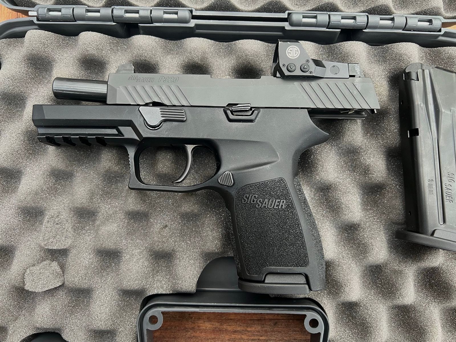 Semi-automatic pistol SiG P320 RX Compact with ROMEO 1 red dot sight. As a complete weapon or exchange system (see below).