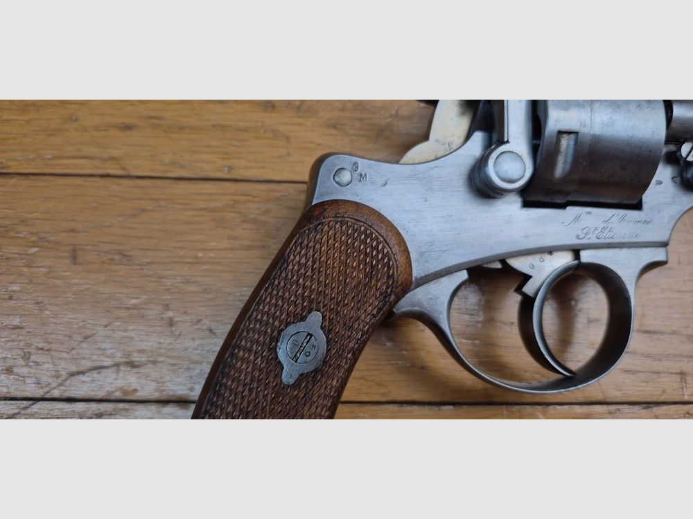 Très beau revolver réglementaire Modèle 1873 – Calibre 11mm73 – Intégralement mono matricule – Encore du jaune paille d&rsquo;origine après 145 ans ! – MAS en 1881 – Très bonne mécanique, beau canon et belles chambres – TBE /TBE+, image 4 sur 21