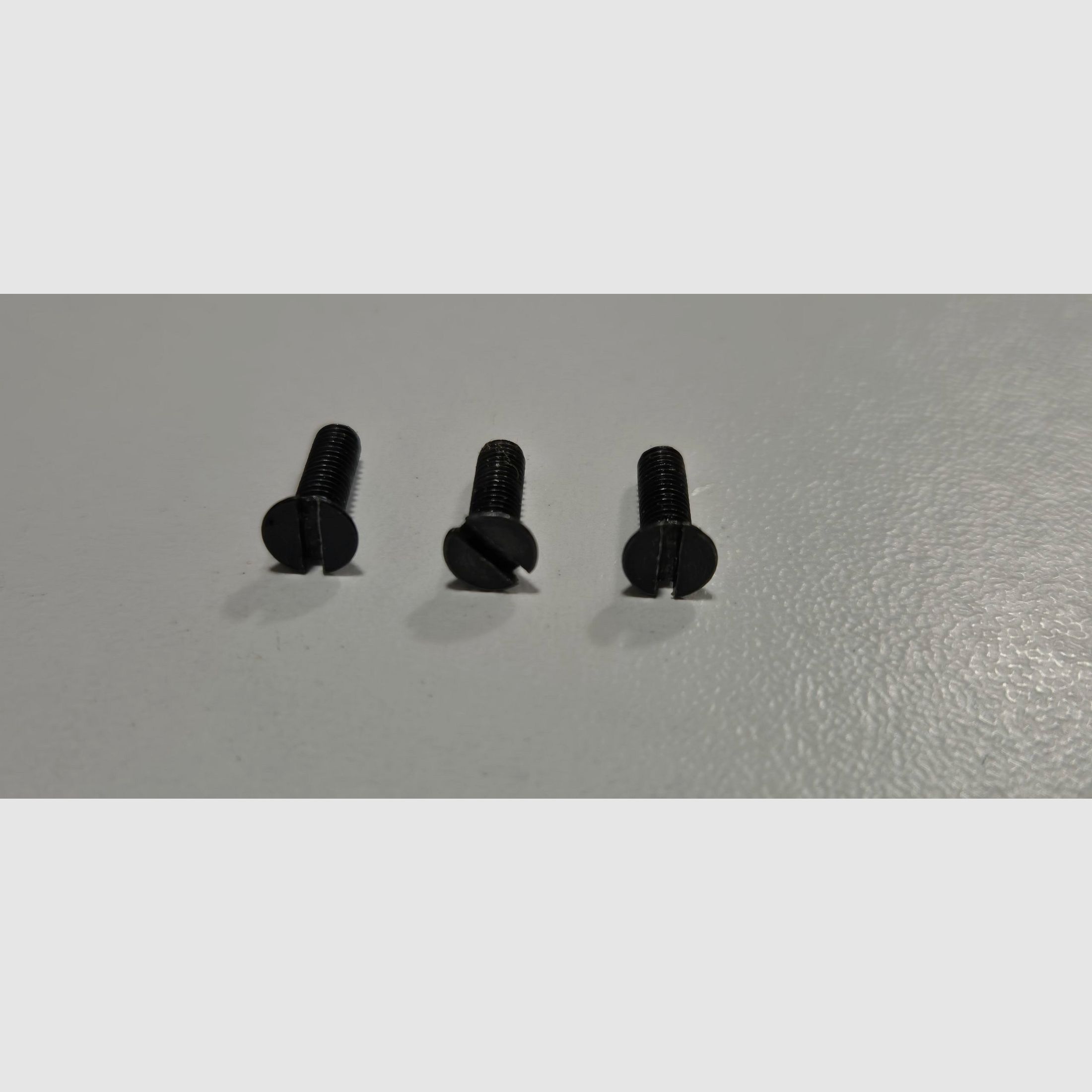 ŚRUBA PŁYTY OSŁONOWEJ REVOLVER ALFA PROJ MOD. 3561, zdjęcie 2 z 2
